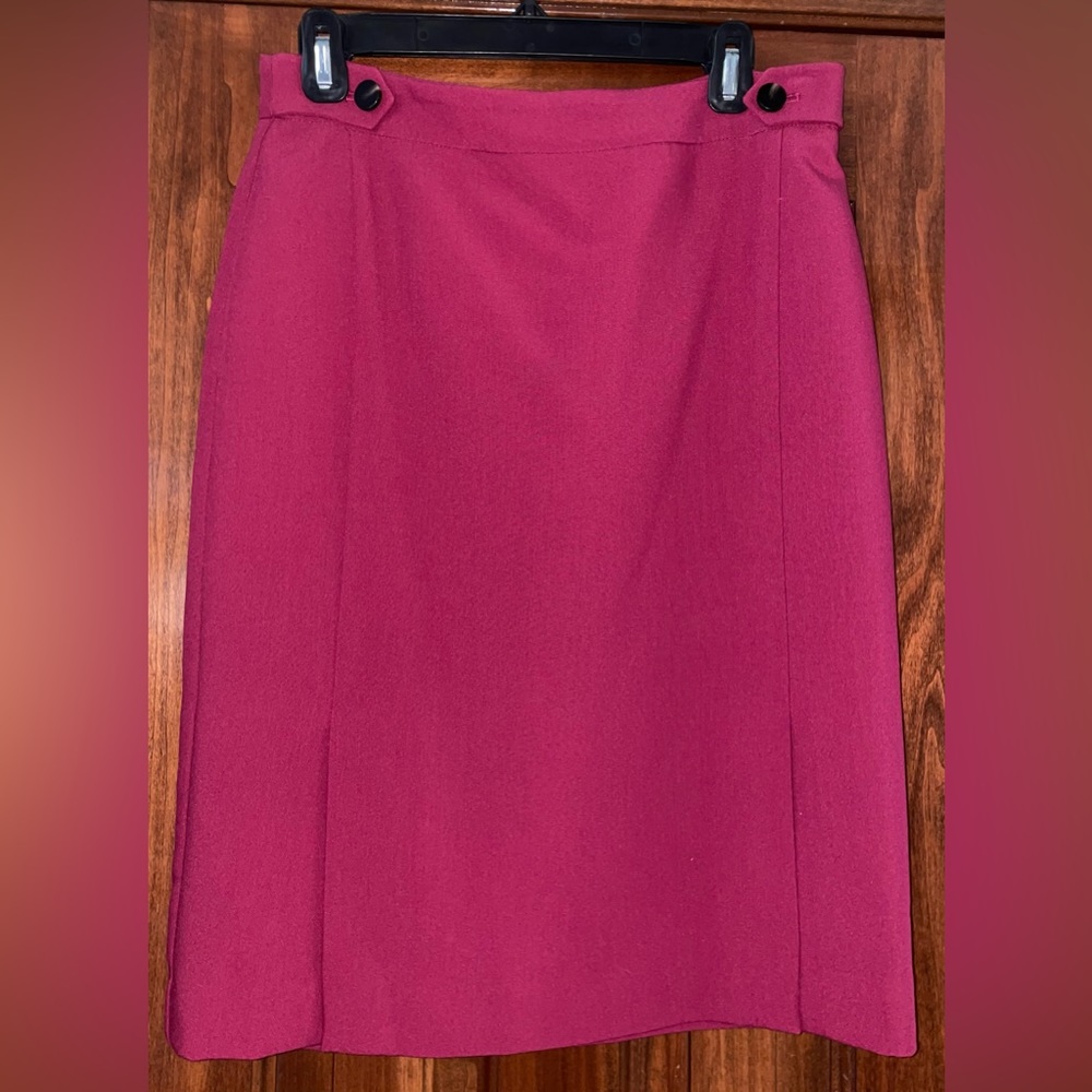 ANN TAYLOR Women’s Skirt. Size 6. Cranberry Color.